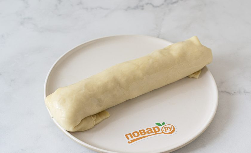 1. Этап. Веганское слоеное тесто: Скатайте тесто в рулет. Заверните в пленку и уберите в морозилку на 20 минут.