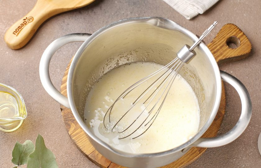 1. Этап. Блинчики на минералке: Влейте половину порции молока.