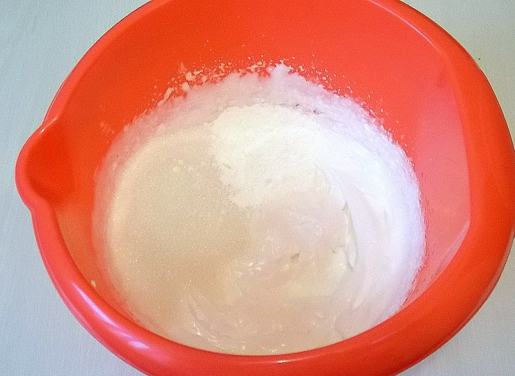 1. Этап. Меренговый рулет с малиной: Добавьте сахар и взбейте, затем всыпьте крахмал и взбивайте до плотной массы.