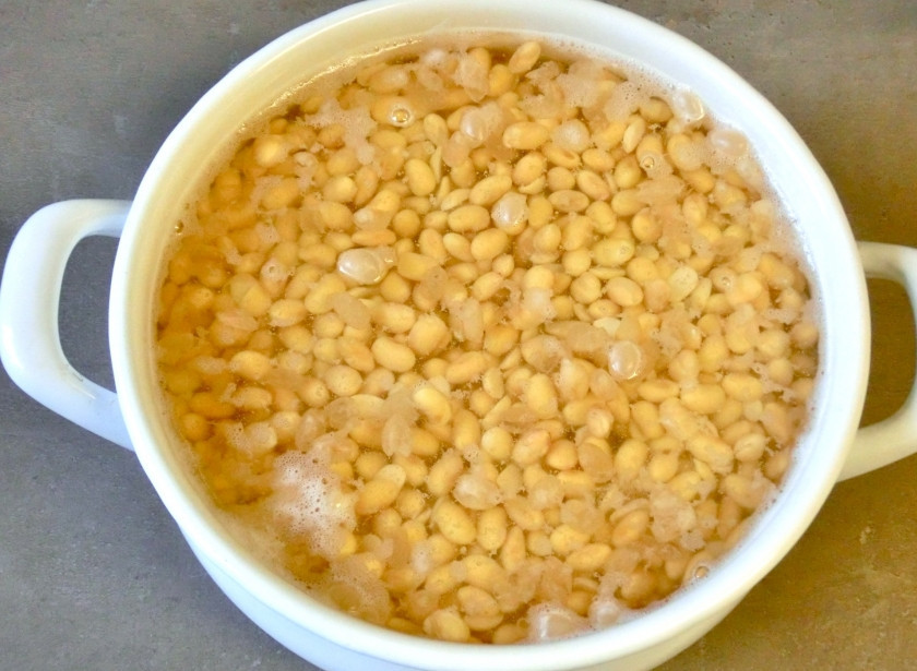 1. Этап. Мисо паста: Затем бобы снова промойте и поставьте вариться до готовности.