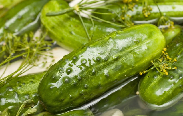 1. Этап. Малосольные огурцы: 4. Из воды и соли готовим рассол. Воды берите столько, чтобы ее хватило полностью покрыть огурцы. Пропорция - на литр воды идет две столовые ложки соли. Рассолом залейте огурцы. По поводу воды. Огурцы можно заливать горячим или холодным рассолом. Залив горячей, вы получите малосольные огурцы уже через сутки. Холодный рассол растянет процесс на трое суток.