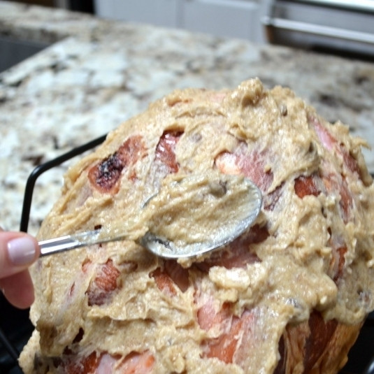 1. Этап. Ветчина, запеченная куском: Равномерно смазываем кусок ветчины приготовленной нами сливочной массой.