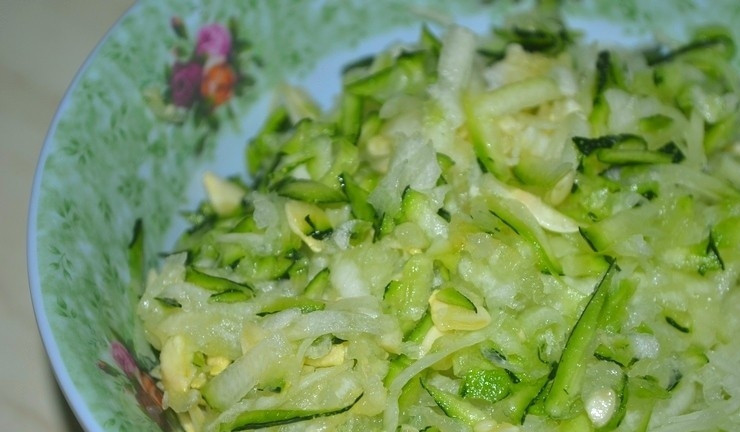 1. Этап. Оладушки из кабачков: Кабачки или цукини почистите, помойте. Удалите из них семена, а потом натрите овощ на крупной тёрке.