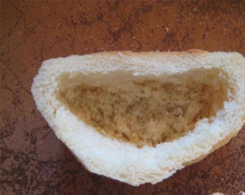 1. Этап. Яйца в гнёздах: 2. В каждом отрезанном кусочке батона делаем углубления только не насквозь. Для этого используем маленькую ложечку или острый тонкий нож.