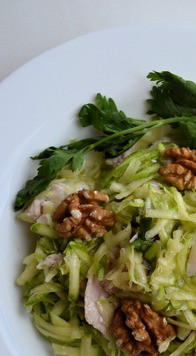 1. Этап. Салат с куриной грудкой: Выложить салат на блюдо и подавать.