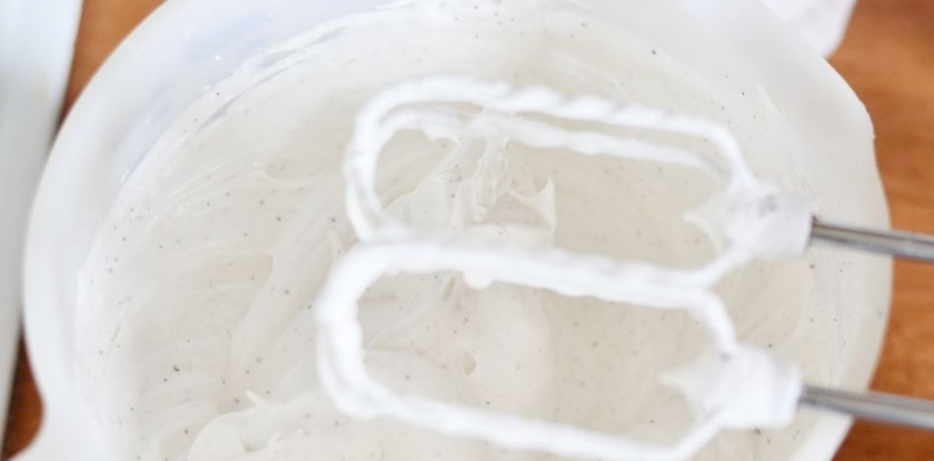 1. Этап. Печенье Шампиньоны с крахмалом: 1. Все очень просто: взбиваем холодные яичные белки вместе со щепоткой соли, сахаром, крахмалом и пекарским порошком. Чем более пышная масса получается, тем лучше.