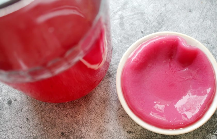 1. Этап. Виноградный уксус: Если все было сделано правильно, на поверхности уксуса образовывается вот такой уксусный гриб. Он похож на чайный гриб, но нужен для выработки уксуса.