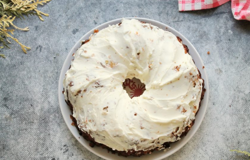 1. Этап. Морковный кекс с творожным сыром: Для верха творожный сливочный сыр взбейте с сахарной пудрой до пышной массы. Нанесите крем поверх морковного кекса ровным слоем.