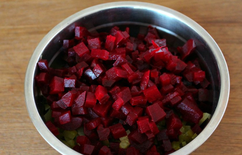 1. Этап. Винегрет с жареным луком: Добавляем отварную свеклу.
