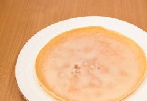 1. Этап. Римский пирог слоеный: Возьмите неглубокое блюдо, диаметр которого немного превышает размер блинчиков. Положите в него один блинчик, смажьте его сверху сгущенным молоком.