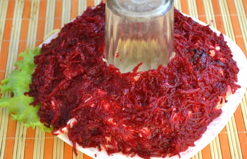 1. Этап. Салат Гранатовый браслет с копченой курицей: Смажьте предыдущий слой майонезом, выложите натертую свеклу, сверху также обильно смажьте майонезом.