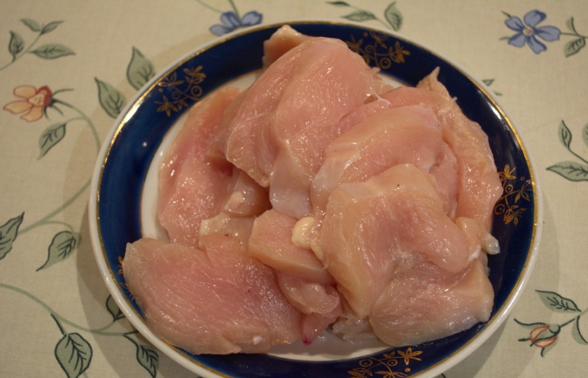 1. Этап. Отбивные с помидорами и сыром: 1. Куриное филе нарезать на отбивные поперек волокон. Кусочки не будут слишком крупными.