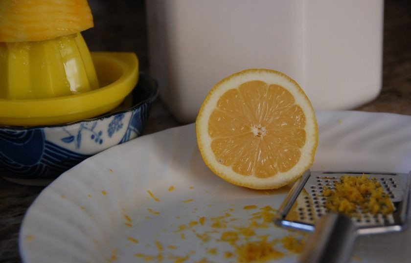 1. Этап. Тосканский чизкейк: 3. Вымойте лимон, натрите цедру одного и выдавите сок. Смешайте цедру, сок, яйца, куриный белок, оставшуюся муку, сахар, сыр и 0,5 стакана измельченных орехов.