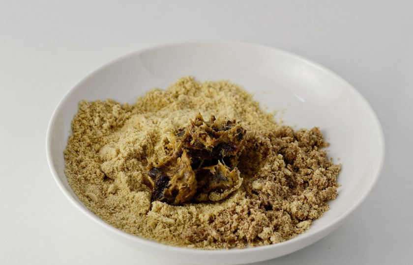 1. Этап. Конфеты из фиников: Финики измельчите до состояния однородного пюре.