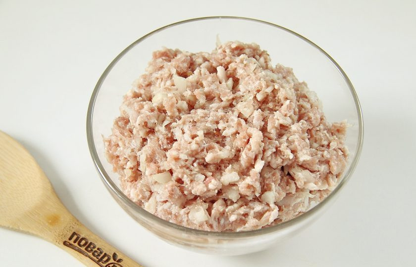 1. Этап. Лапша с тефтелями: Соедините фарш, нарезанный мелкими кубиками лук, соль и специи по вкусу. Хорошо перемешайте.