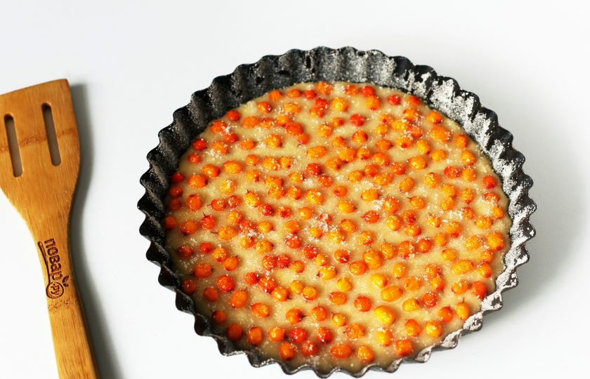 1. Этап. Кекс с облепихой: Сверху разложите промытые ягодки облепихи, слегка вдавливая их в тесто и посыпьте их сахаром. Готовьте в духовке при температуре 180 градусов около 40 минут.