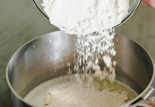 1. Этап. Шу: 2. Всыпьте просеянную муку, добавьте щепотку соли (я рекомендую обязательно использовать её в рецепте приготовления пирожного 