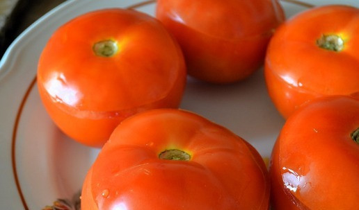 1. Этап. Фаршированные помидоры: Накрыть помидоры шляпками. Поставить в холодильник на 30 минут.