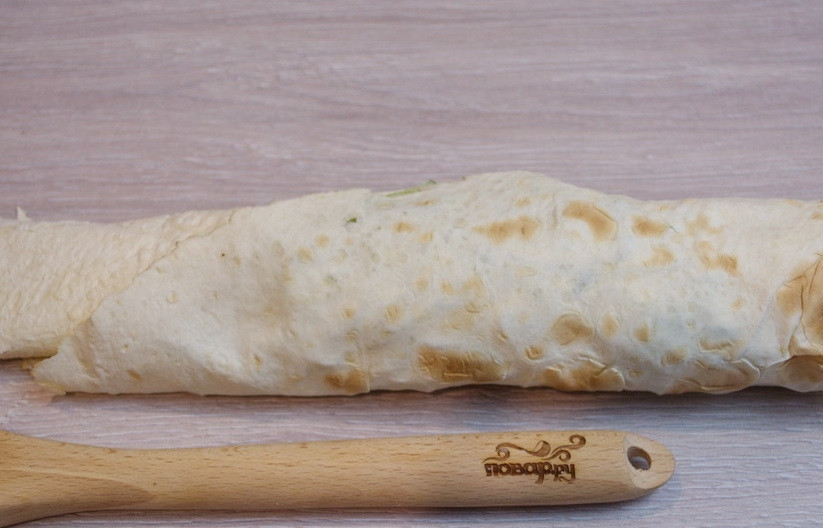 1. Этап. Рулетики из лаваша с курицей: Сверните лаваш в рулет.