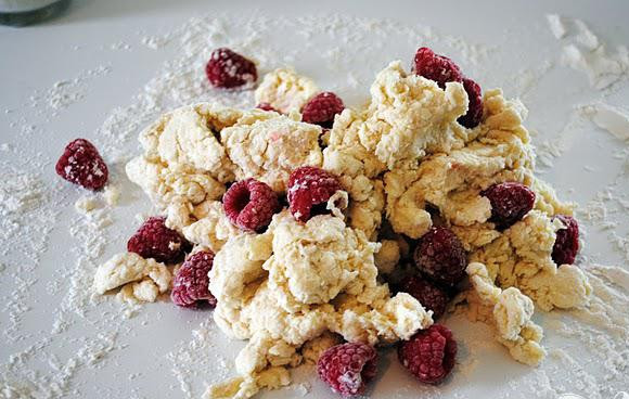 1. Этап. Булочки с малиной и лимонной глазурью: 2. Сделать углубление в центре и влить сливки, перемешать. Добавить малину и осторожно перемешать, стараясь не повредить ягоды.