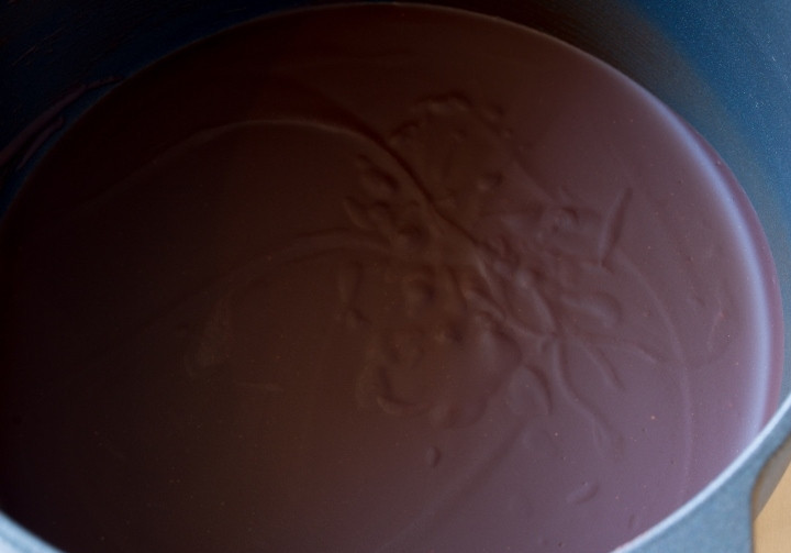 1. Этап. Шоколадные трюфели (конфеты): 2. Добавьте в ганаш щепотку соли. Остудите смесь.