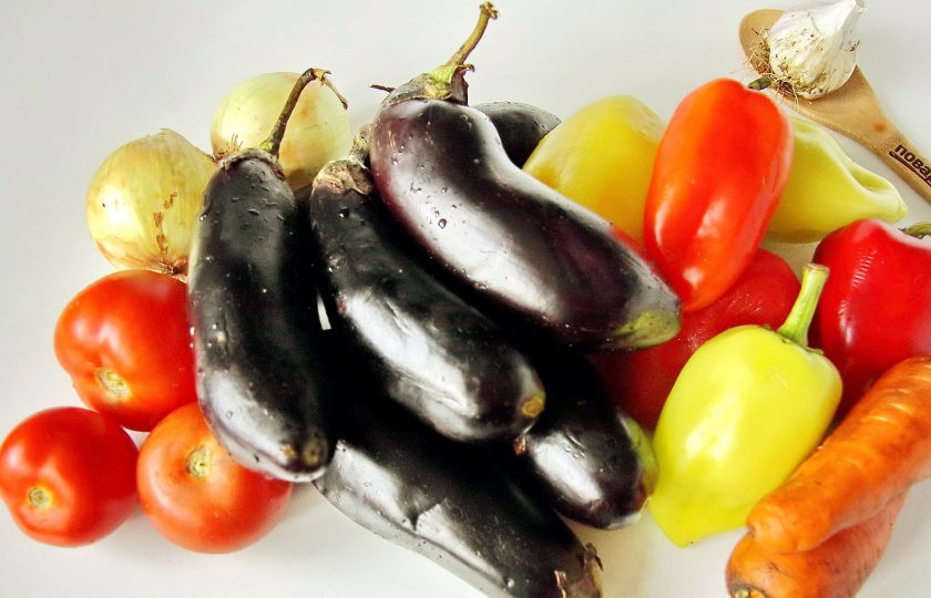 1. Этап. Баклажанная икра с помидорами через мясорубку на зиму: Подготовьте все ингредиенты.