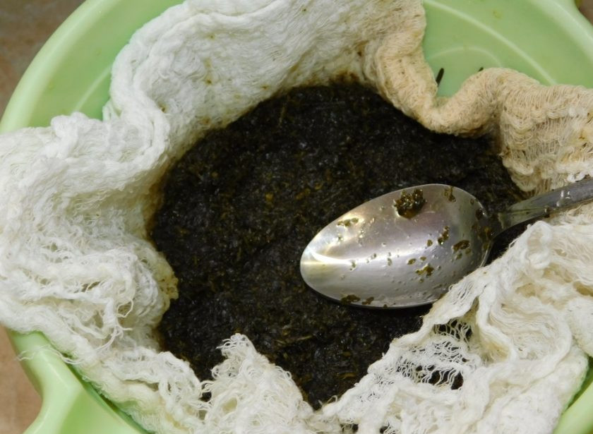 1. Этап. Мятное варенье: Затем процедите через несколько слоев марли. Сироп доведите до кипения.