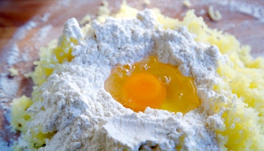 1. Этап. Гноччи: Добавьте в картофель муку и яйцо.