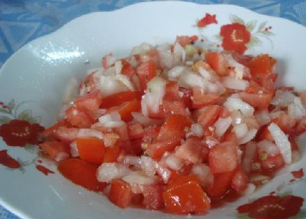 1. Этап. Такос Хэллоуин: Хорошо перемешиваем и приправляем солью и перчиком. Можно добавить немного чили для остроты. Красиво выкладываем мясные шарики на тарелку, украшаем листьями салата.