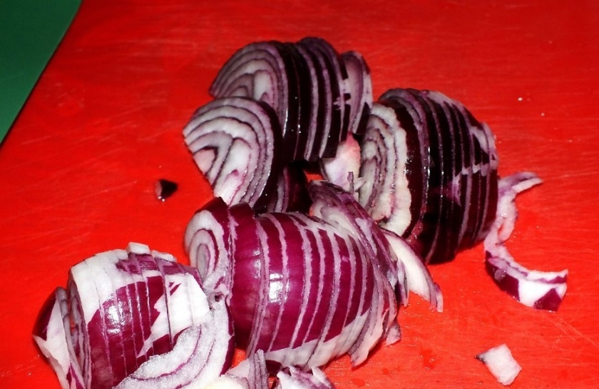 1. Этап. Крылышки в минералке на луковой подушке: Лук почистите и нарежьте полукольцами.