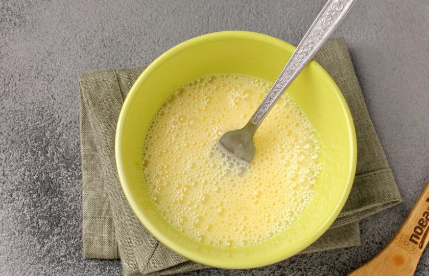 1. Этап. Ролтон с яйцом на сковороде: В глубокой мисочке взбейте яйцо с щепоткой соли. Можно добавить молотый чёрный перец.