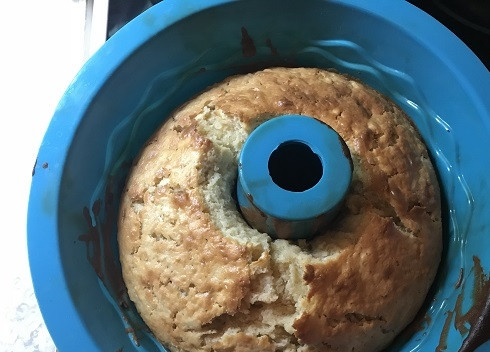 1. Этап. Яблочный кекс с шоколадом: Кекс выпекаем примерно 50 минут (готовность проверяем деревянной зубочисткой). Затем достаем кекс из духовки и оставляем его остывать. Через минут 15 можно извлекать из формы на блюдо.