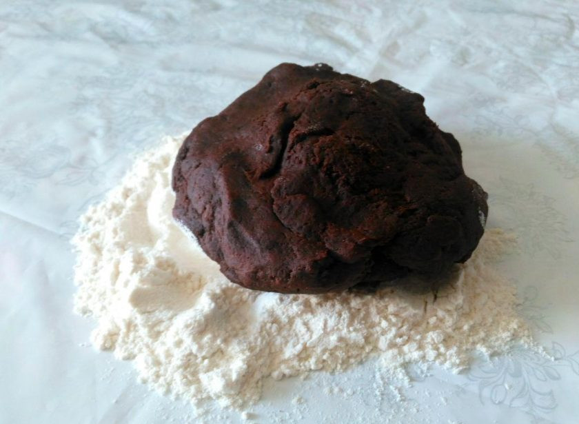 1. Этап. Трюфельные пряники: Смешайте оставшуюся муку с разрыхлителем, оставив небольшое её количество (10-20 грамм) на случай необходимости подмеса. Просейте смесь муки и разрыхлителя на рабочую поверхность, выложите тесто и замесите руками до получения плотной массы.