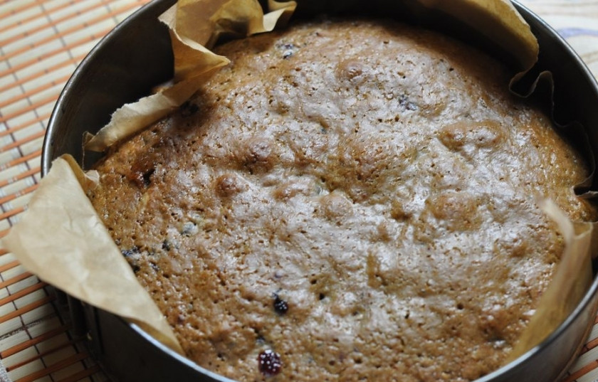 1. Этап. Коврижка с вареньем и заваркой: Форму для запекания можете смазать маслом или застелить пергаментом. Выложите в форму равномерно тесто и отправьте в разогретую духовку минут на 25-30. Выпекайте при 180 С.