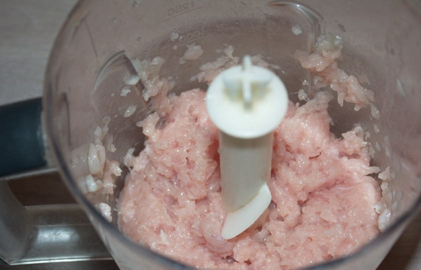 1. Этап. Куриные тефтели в сметанном соусе: Все измельчите до консистенции фарша, добавив соль и специи. Если масса будет очень густой и тугой, влейте немного молока. Достаточно будет 0,5 стакана на 1 кг. мяса.