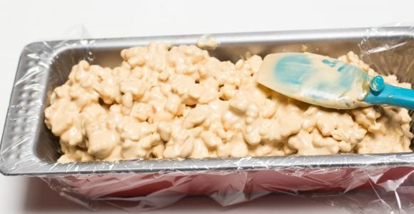 1. Этап. Торт Муравейник со сгущенкой: 10. Форму застелите пергаментом и переложите в нее приготовленную основу, отправьте в холодильник на ночь.