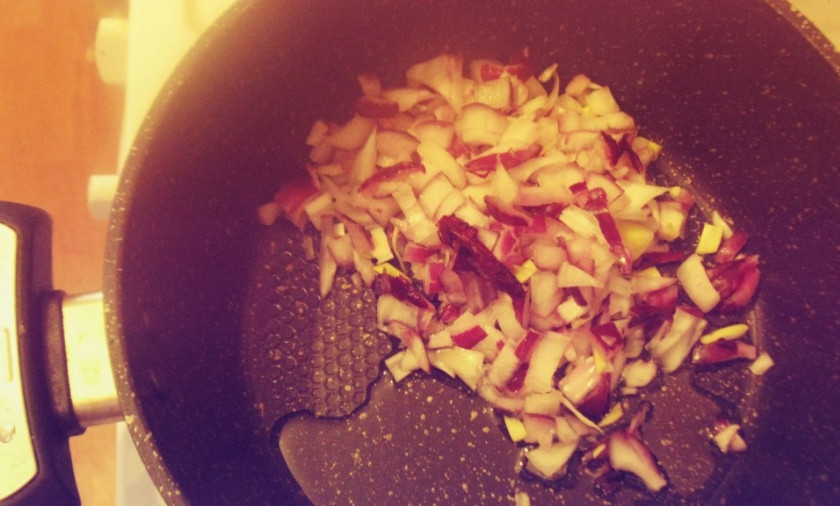 1. Этап. Вегетарианская солянка: Делаем зажарку. На растительном масле обжариваем кубиками нарезанный лук.