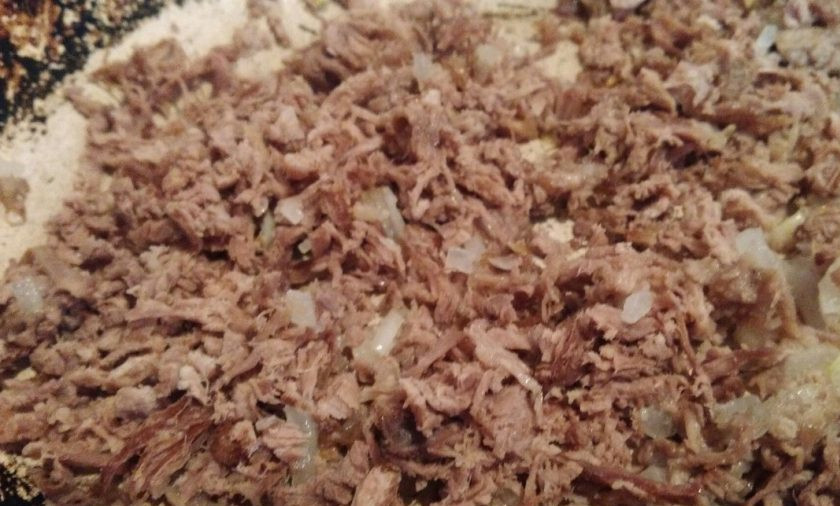 1. Этап. Блины на молоке с мясом: 3. Когда лук будет немного припущен, добавьте к нему мясо и немного воды. Потомите еще 2-4 минуты при постоянном помешивании.