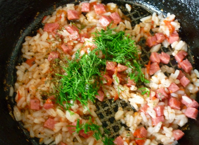 1. Этап. Омлет с рисом: Теперь можем посолить, если надо, поперчить и посыпать измельченной зеленью.