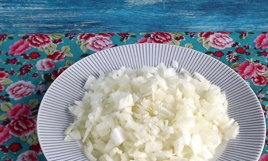 1. Этап. Солянка простая: 1. Первым делом поставьте вариться бульон или разогреваться уже готовый. Лук очистите и нарежьте мелкими кубиками.