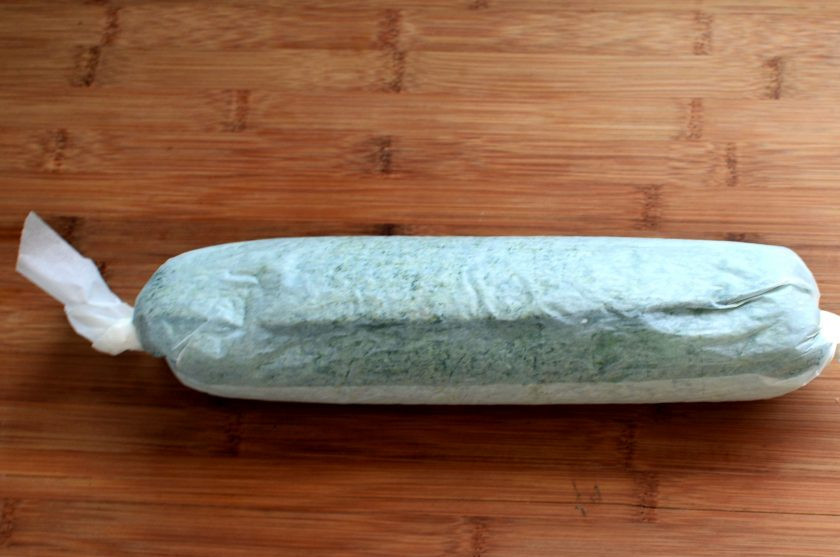 1. Этап. Зеленый рулет на белках: Плотно оберните пергаментом и закрутите края «конфеткой». Остудите рулет в холодильнике.