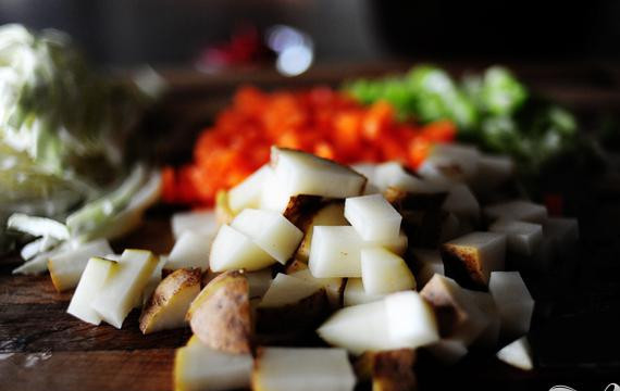 1. Этап. Итальянский суп с фрикадельками: Нарезать картофель кубиками.