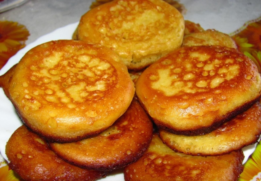 1. Этап. Крампет: 5. Со сковороды перекладываем крампеты на бумажное полотенце, чтобы впитался лишний жир, перекладываем их на тарелку и подаем к столу горячими. Можно посыпать сахарной пудрой.