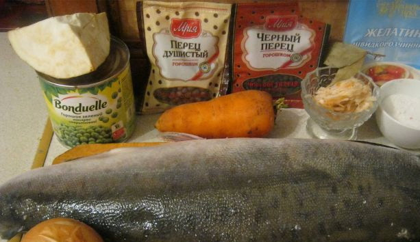 1. Этап. Заливное из сома: Приготовьте все ингредиенты. Мне повезло, муж поймал такую небольшого сома.