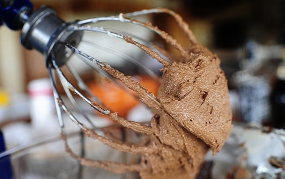 1. Этап. Французский шелковый пирог: 3. Добавьте в масляную смесь растопленный шоколад, снова перемешайте.