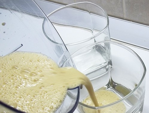 1. Этап. Абрикосы с кефиром: 6. Абрикосы и кинза придадут особый оттенок кефиру. Переливаем в стакан сразу после приготовления.