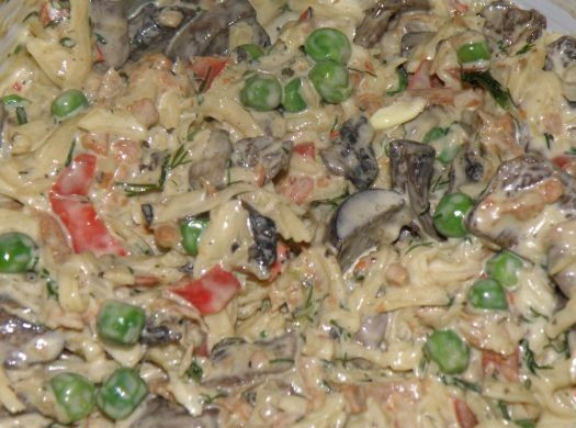 1. Этап. Рулет из мяса в духовке: Добавим натертый на крупной тёрке сыр и майонез. Перемешиваем. Начинка не должна получиться жидкой, поэтому майонез добавляйте понемногу.