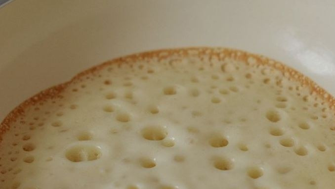 1. Этап. Дрожжевые блины на кислом молоке: Раскалите на плите сковороду с антипригарным покрытием, смажьте ее растительным или сливочным маслом. Выливайте половником в нее тесто и выпекайте блины с обеих сторон на среднем огне по несколько минут. Подавайте к столу горячими.