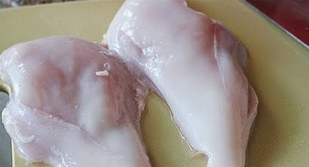 1. Этап. Курица с авокадо под сырной шубкой: Курицу помойте. Разрежьте каждое филе на 2 части.