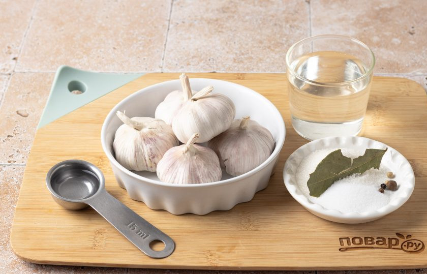 1. Этап. Маринованный чеснок по-азербайджански: Подготовьте все ингредиенты.